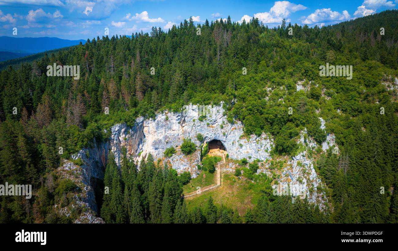 Vue aérienne de haut en bas de l'entrée de la grotte de Bijambare et de la zone forestière protégée, Ilijas, Bosnie-Herzégovine. Banque D'Images