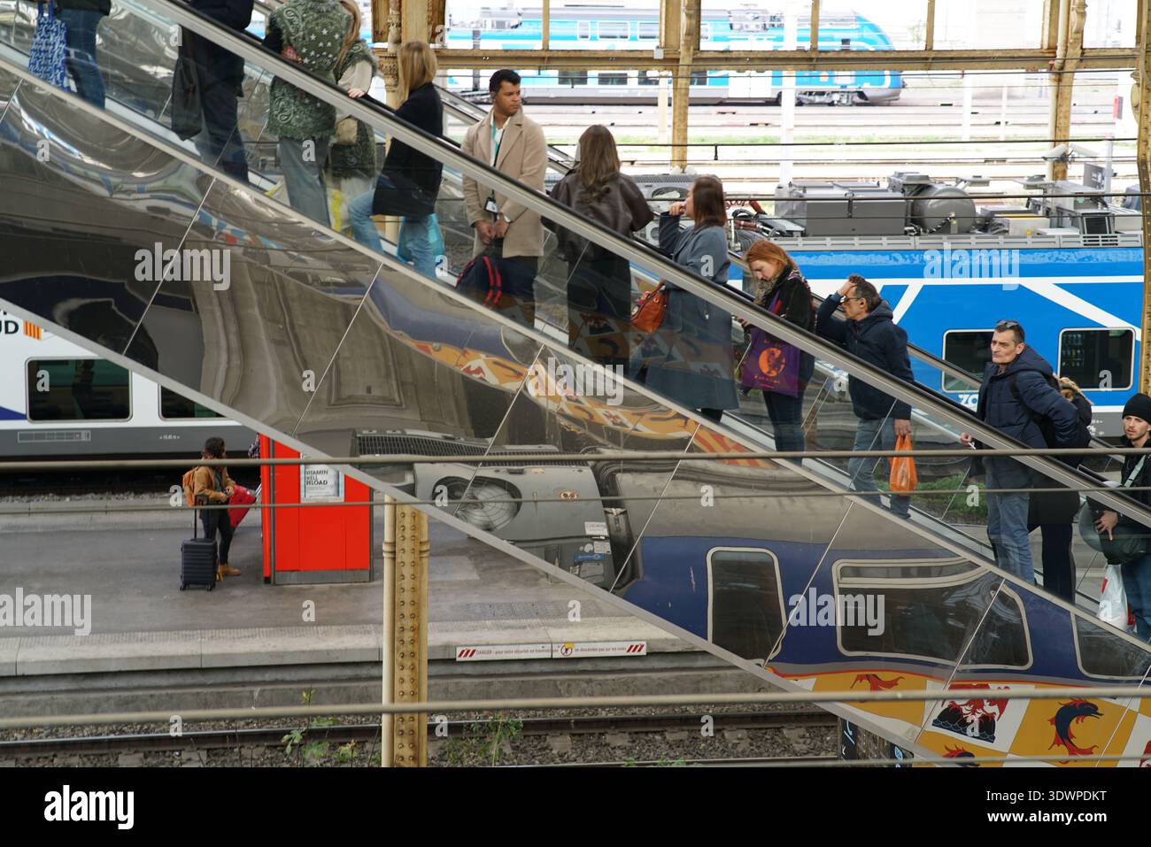 Passagers sur l'escalator surplombant ZOU ! Train TER à la gare de Nice-ville, reflets historiques du toit, gare Nice French Riviera.Nice, France Banque D'Images