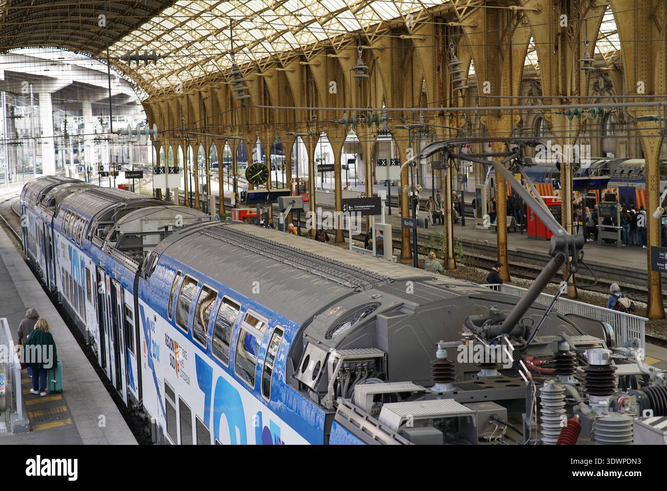 ZOU ! Train TER sous toit voûté orné à la gare de Nice-ville, intérieur historique avec passagers, gare de Nice Côte d'Azur. Nice, France Banque D'Images