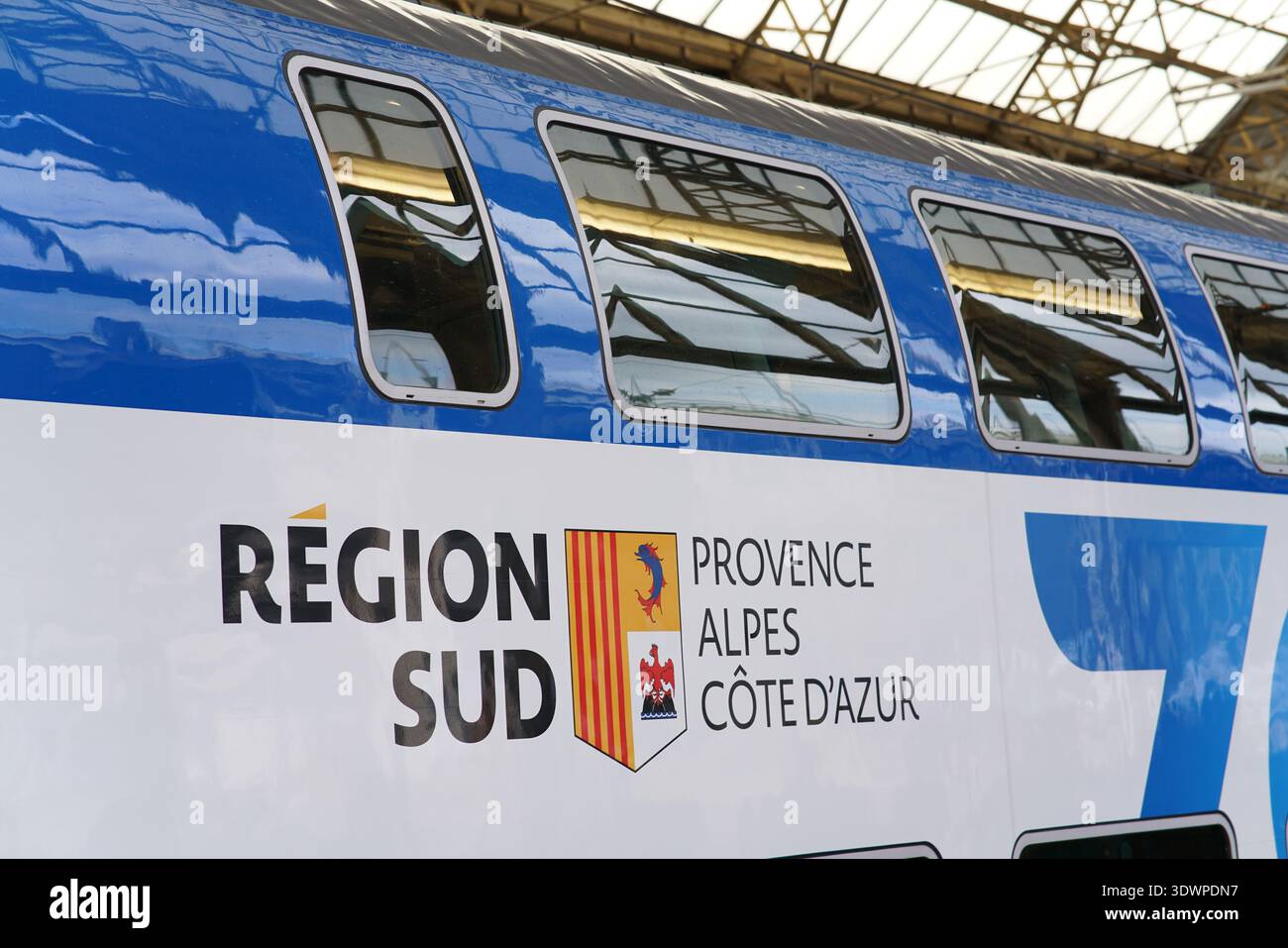 ZOU ! Côté train TER avec branding région Sud Provence-Alpes-Côte d'Azur Gare de Nice-ville, détail livrée bleue, gare Nice Côte d'Azur. Banque D'Images
