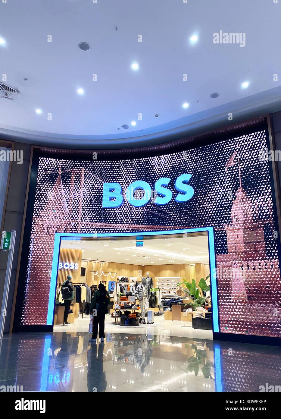 Istanbul, Turquie - 20 octobre 2025 : L'entrée du magasin BOSS à l'aéroport d'Istanbul présente une marque lumineuse et un environnement de vente au détail moderne avec du tissu Banque D'Images