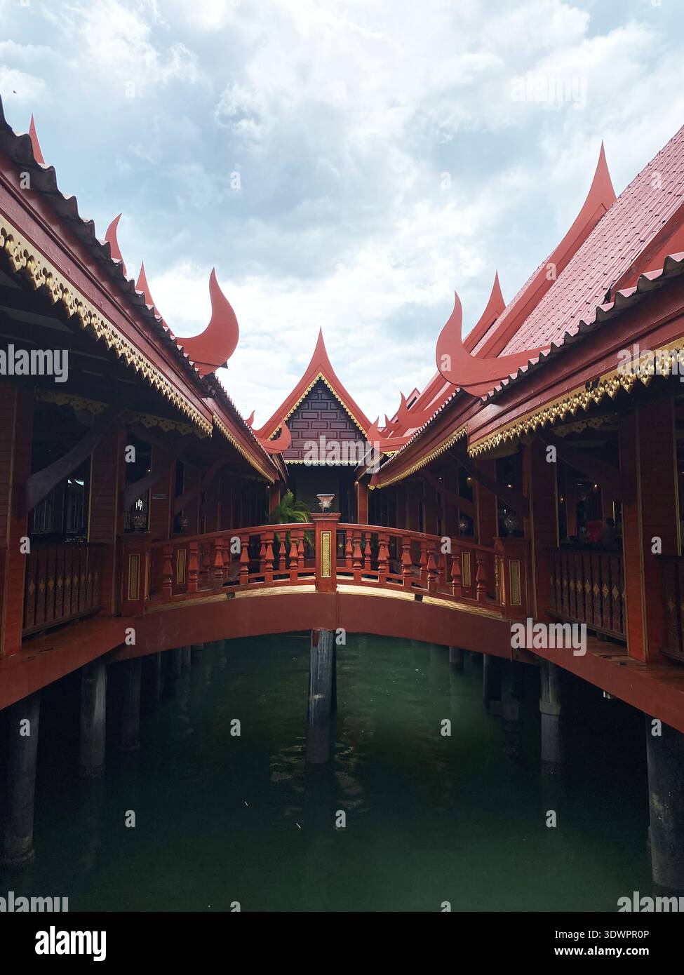 Île de Panyee, Thaïlande - 29 octobre 2025 : bâtiments traditionnels en bois avec des toits complexes sur pilotis reliés par un pont sur l'eau dans une restaura Banque D'Images
