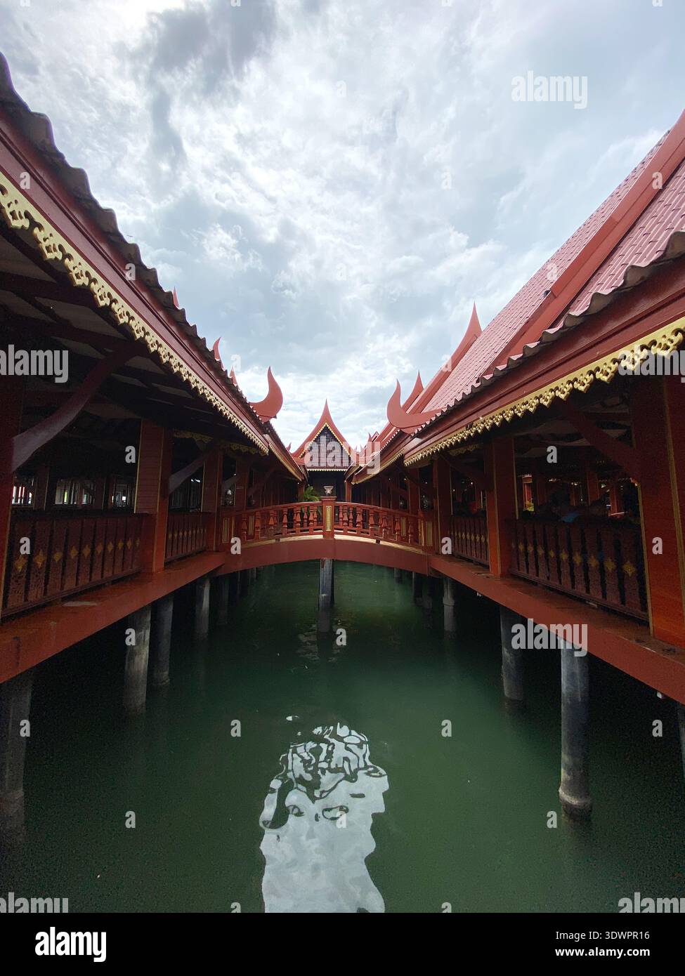 Île de Panyee, Thaïlande - 29 octobre 2025 : architecture de restaurant thaïlandais traditionnel sur pilotis au-dessus de l'eau avec des passerelles en bois et des toits ornés visib Banque D'Images