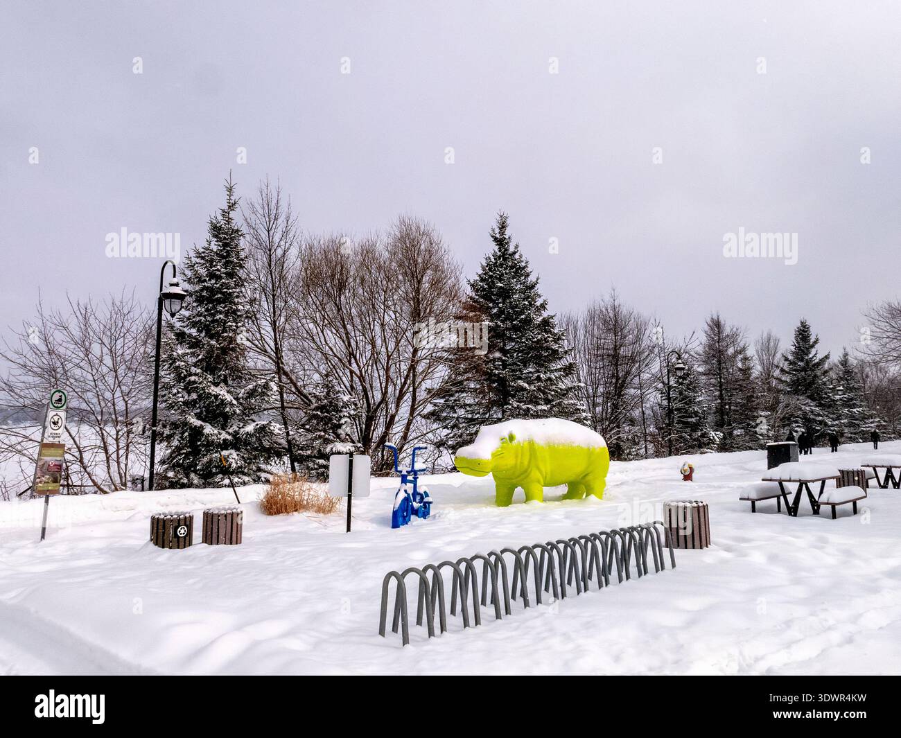 Hiver au Lac Boivin à Granby, Québec, Canada. La zone autour de l'office d'information touristique est populaire pour commencer une visite autour du lac, l'été ou WINT Banque D'Images