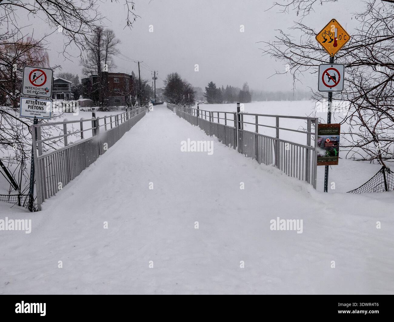 Hiver au Lac Boivin à Granby, Québec, Canada. La zone autour de l'office d'information touristique est populaire pour commencer une visite autour du lac, l'été ou WINT Banque D'Images