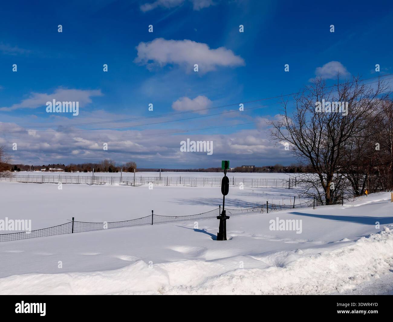 Hiver au Lac Boivin à Granby, Québec, Canada. La zone autour de l'office d'information touristique est populaire pour commencer une visite autour du lac, l'été ou WINT Banque D'Images