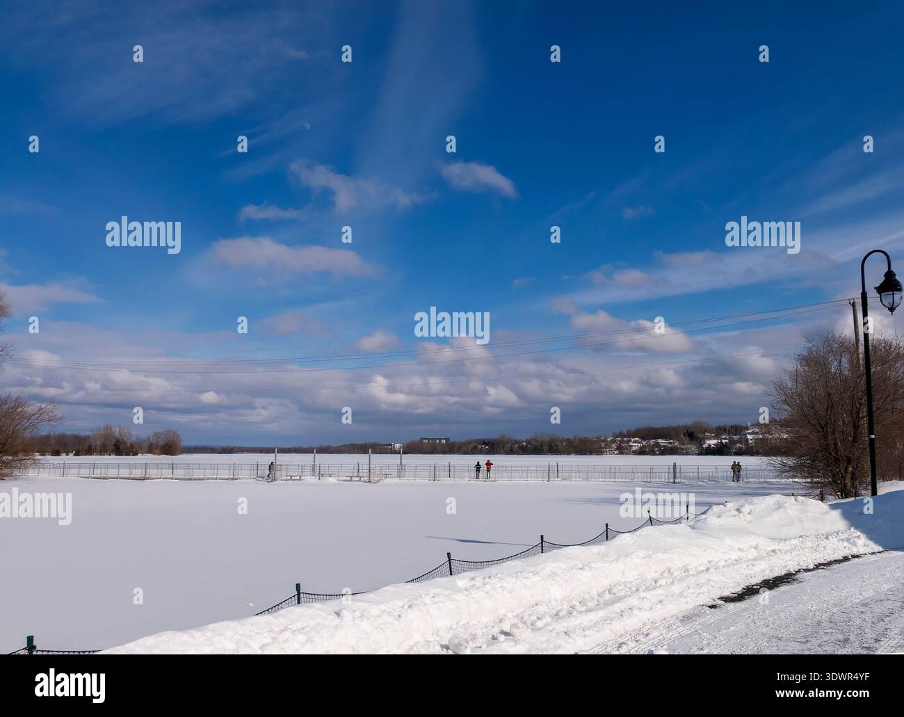 Hiver au Lac Boivin à Granby, Québec, Canada. La zone autour de l'office d'information touristique est populaire pour commencer une visite autour du lac, l'été ou WINT Banque D'Images