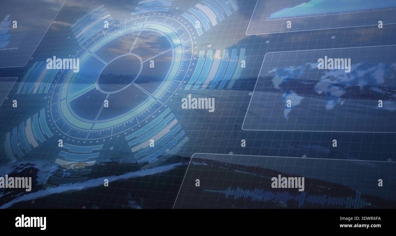 Affichage du HUD radar translucide gauche avec anneaux concentriques au-dessus du crépuscule côtier, panneaux de données Banque D'Images