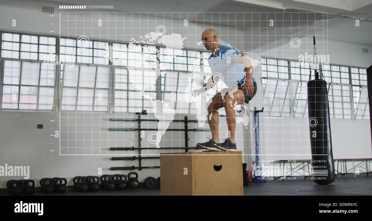 Homme d'atterrissage en chemise bleue, short effectuant le saut de boîte à la salle de gym, avec HUD et boîte plyo Banque D'Images