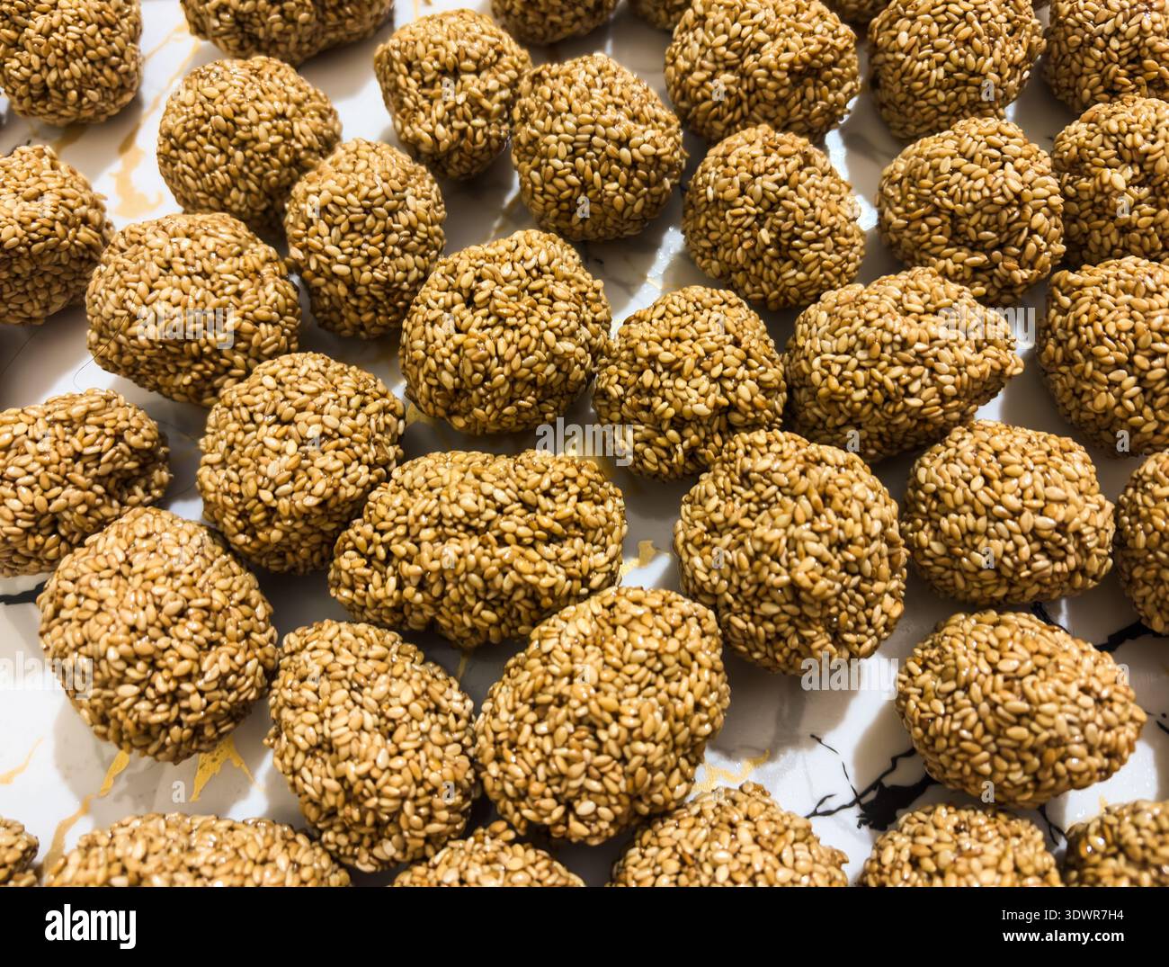 ladoo aux graines de sésame pour le festival dessert traditionnel fait maison Banque D'Images
