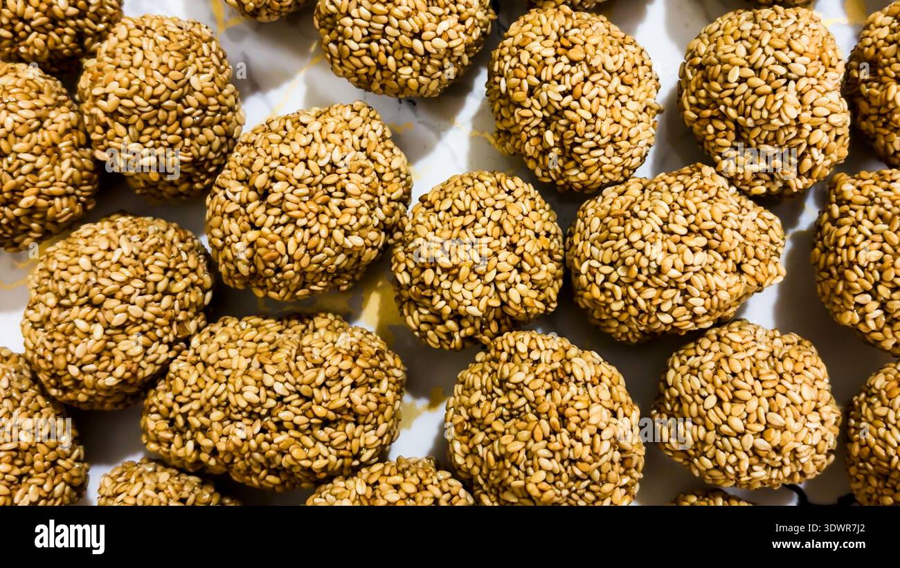 texture de laddu au sésame maison close up de bonbons traditionnels indiens à la til disposés sur l'assiette Banque D'Images