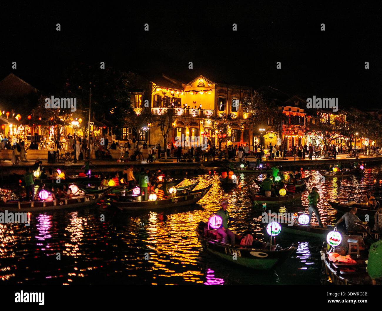 HOI AN, VIETNAM - 8 FÉVRIER 2026 : hoi an vue sur la rivière de la vieille ville avec des bateaux fluviaux touristiques lanternes au vietnam la nuit Banque D'Images