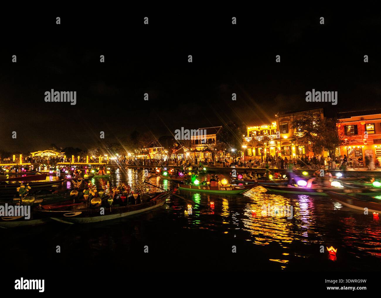 HOI AN, VIETNAM - 8 FÉVRIER 2026 : hoi an vue sur la rivière de la vieille ville avec des bateaux fluviaux touristiques lanternes au vietnam la nuit Banque D'Images