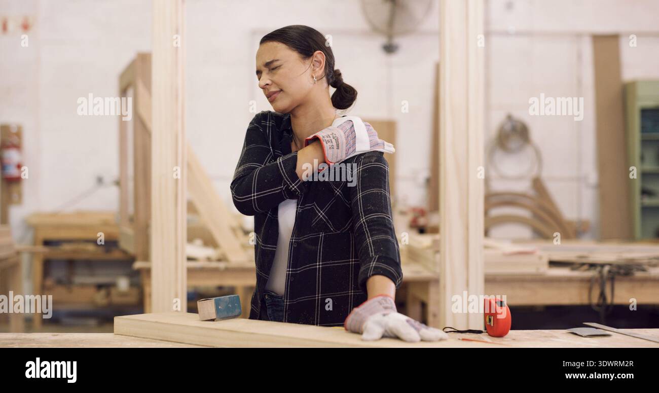 Menuisier, douleur à l'épaule ou femme en atelier pour le travail du bois, mauvaise posture ou surmenage pour blessure. Tension musculaire, menuiserie ou artisan avec articulation Banque D'Images