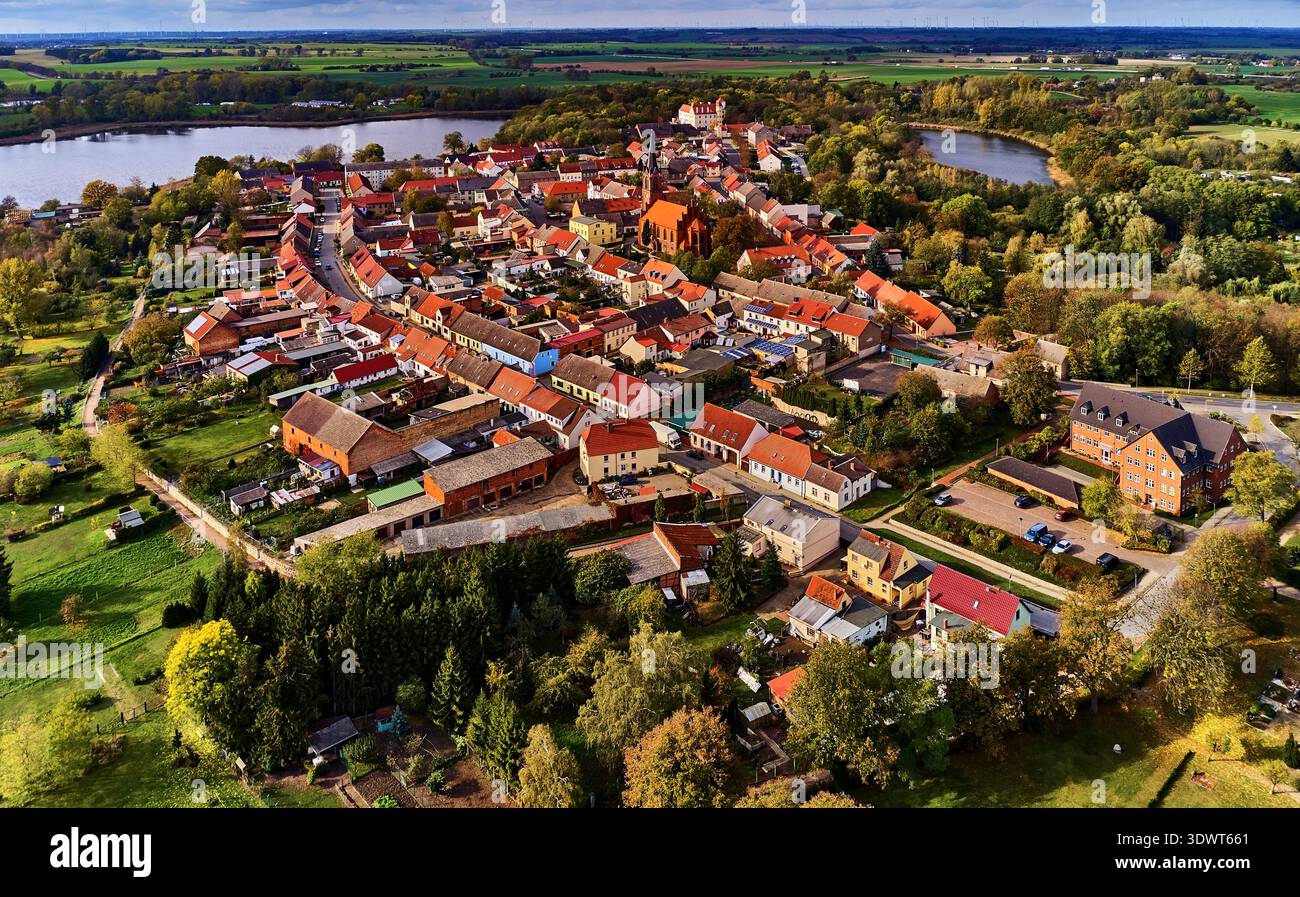 Une vue aérienne étendue de drone capture le village pittoresque de Penkun dans le Mecklembourg-Poméranie occidentale, en Allemagne. Le charmant village est caractérisé Banque D'Images