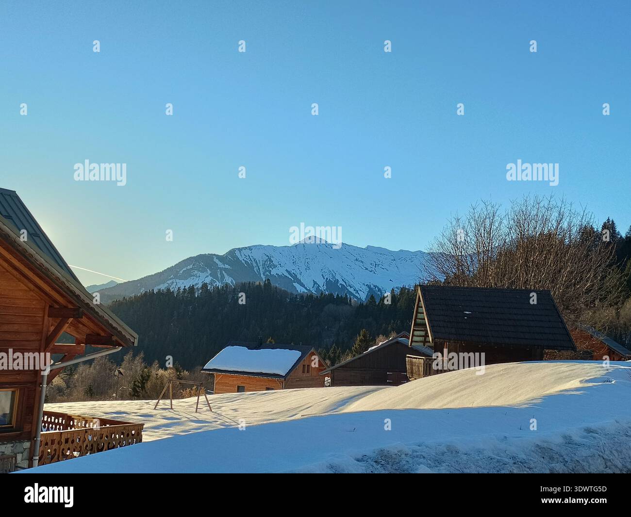 Chalets enneigés à les Bottières, Alpes françaises, au lever du soleil Banque D'Images