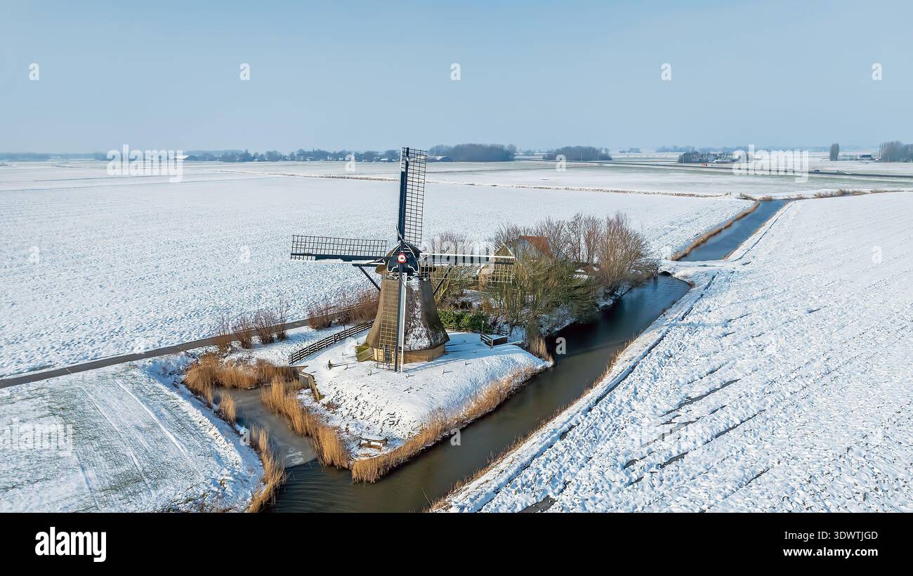 Moulin à vent de polder européen historique dans le paysage rural Banque D'Images