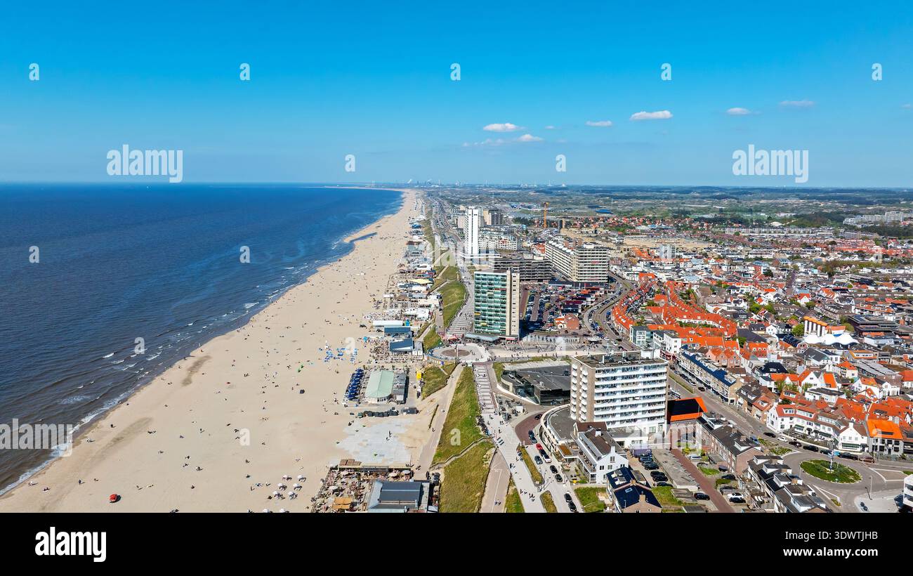 Vue sur la ville côtière au nord de la mer en été Banque D'Images