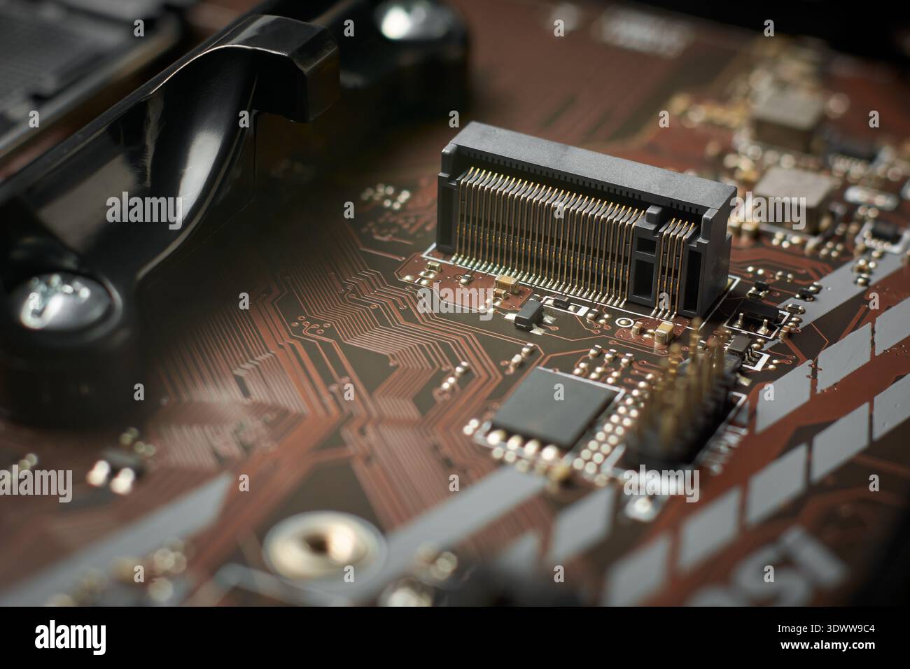 support de stockage m.2 nvme pcie sur carte de circuit imprimé marron ou surface de carte mère, gros plan avec soft focus, matériel informatique et données à grande vitesse Banque D'Images