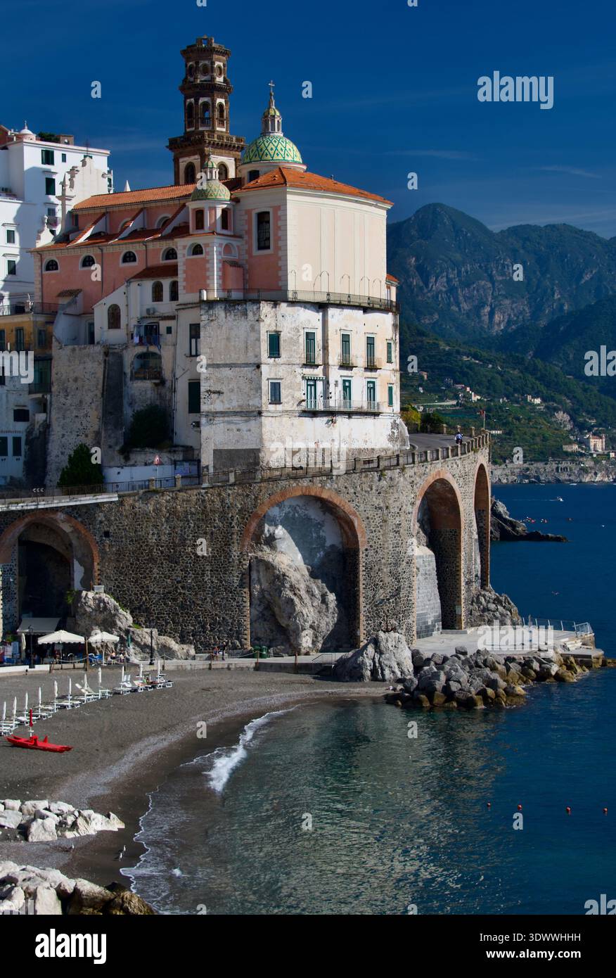 Plage d'Atrani et église collégiale de membres Mary Magdalene sur le promontoire côte amalfitaine Atrani Village Italie Europe Banque D'Images