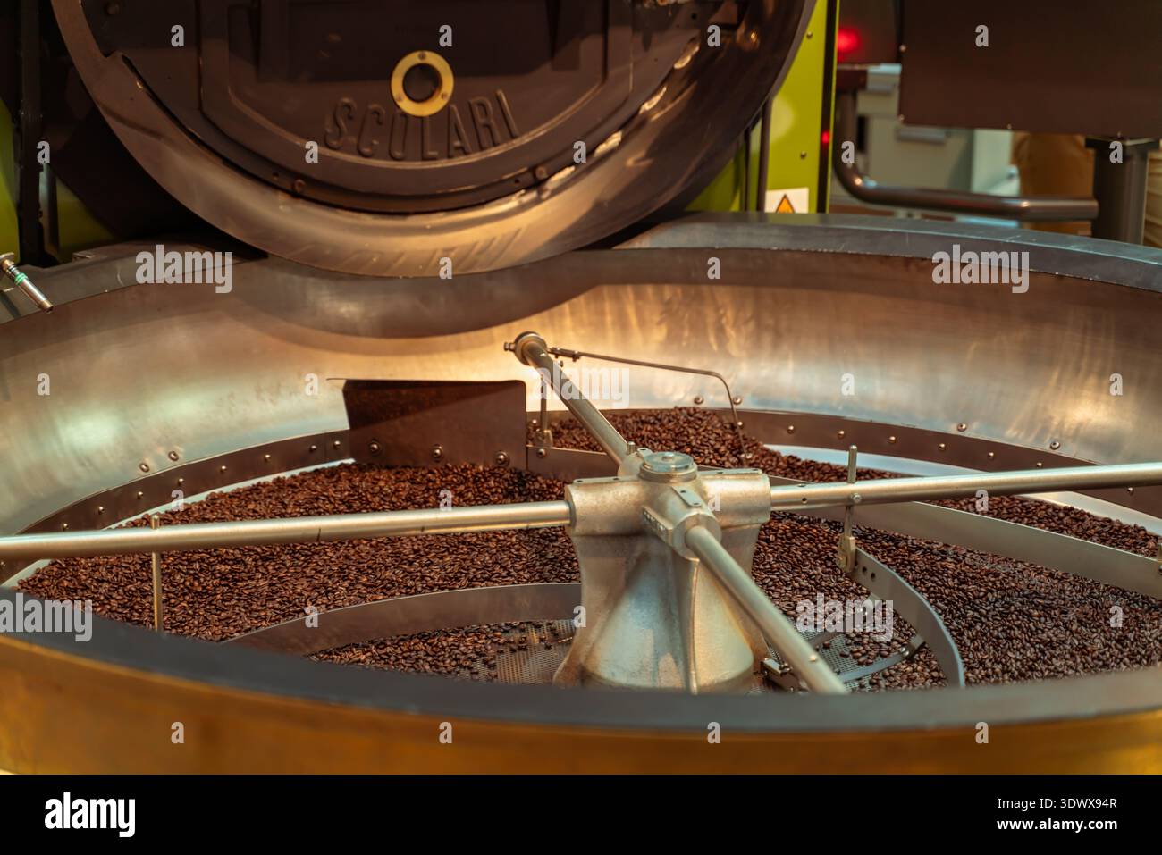 Starbucks Reserve Roastery Milano. Les grains de café refroidissent à l'intérieur d'une machine à torréfier, symbolisant le voyage de la culture crue à la boisson gastronomique dans le monde entier Banque D'Images