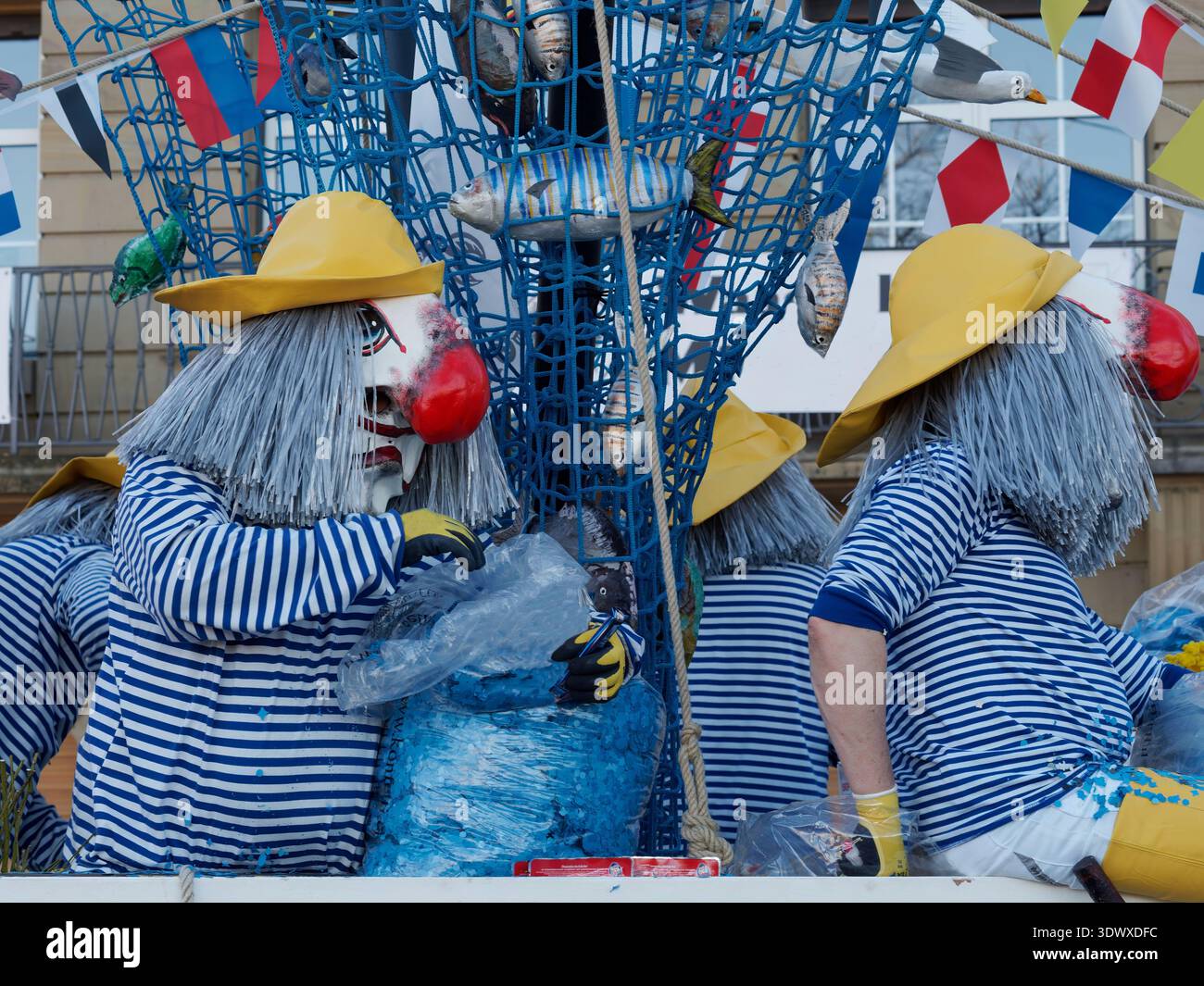 Figurines de carnaval en tenues maritimes avec décoration en filet de poisson Banque D'Images