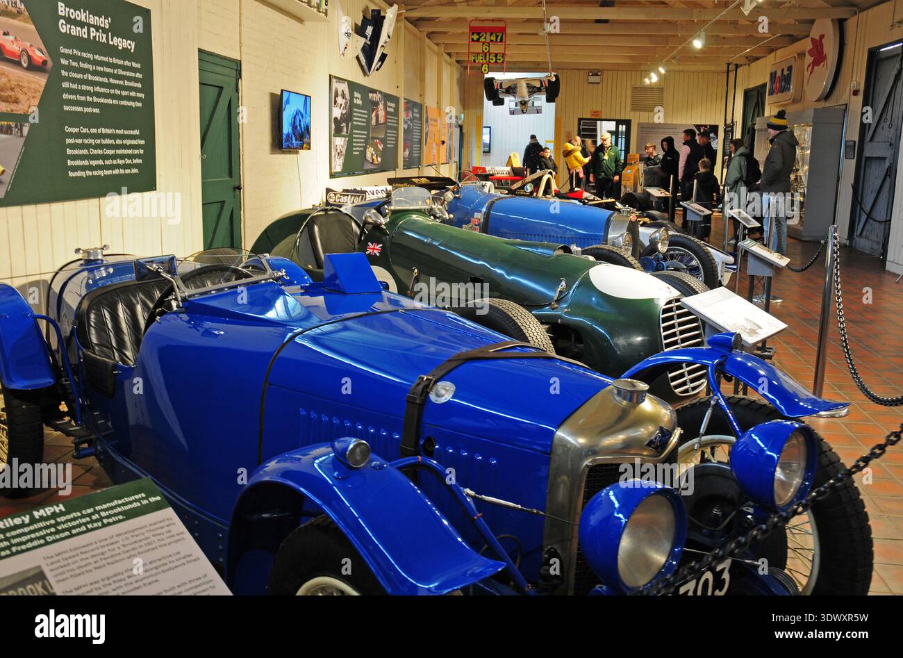 Alignement de voitures Grand Prix au Brooklands Museum. Riley au premier plan. Banque D'Images