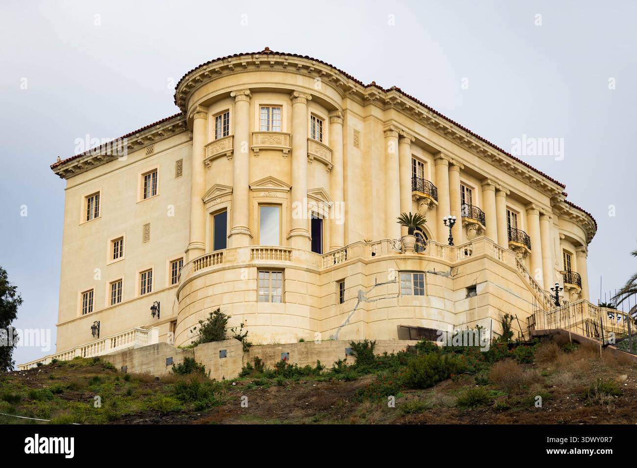 Pacific Palisades, CA, États-Unis - 30 novembre 2025 : vue extérieure de la villa Getty avec panneau d'entrée présentant l'architecture classique et l'accès au musée Banque D'Images