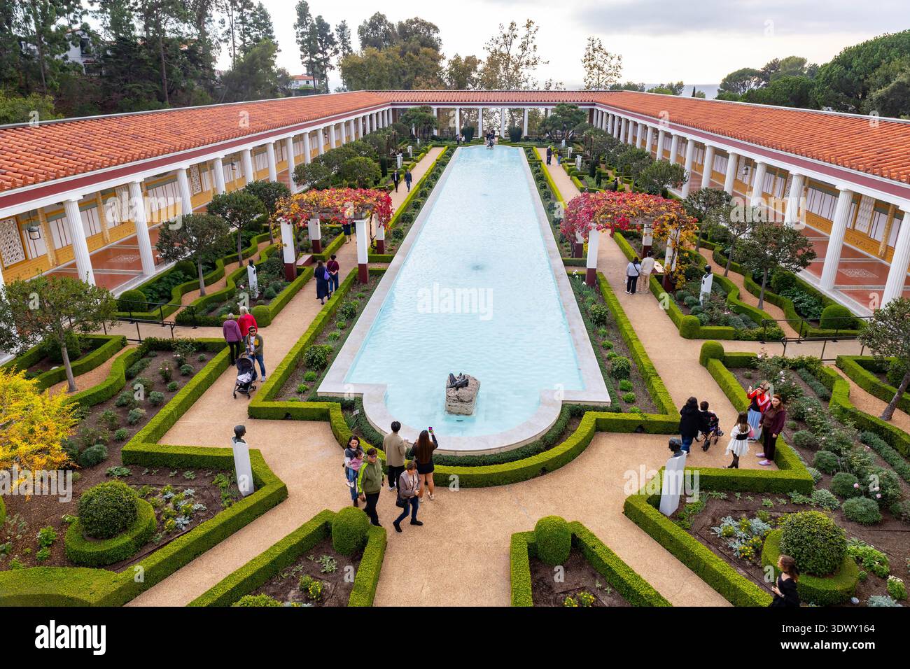 Pacific Palisades, CA, États-Unis - 30 novembre 2025 : jardin avec fontaine pittoresque à l'extérieur de la villa Getty, avec aménagement paysager classique et élégance architecturale Banque D'Images