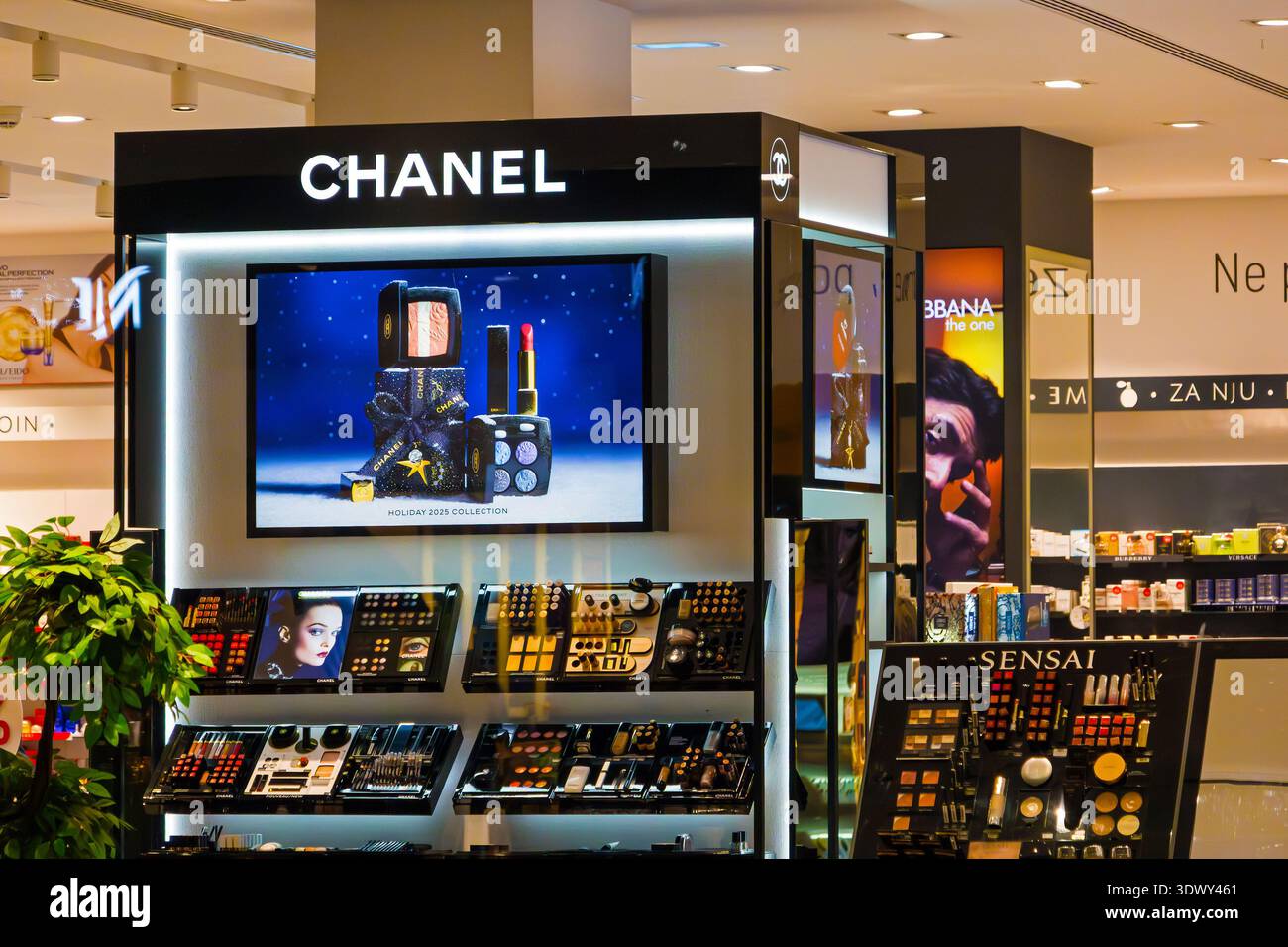Belgrade, Serbie - 3 février. 2026 : intérieur moderne de magasin de parfum et de beauté avec des publicités de marques célèbres sur des étagères de produits avec des lumières incandescentes. Banque D'Images
