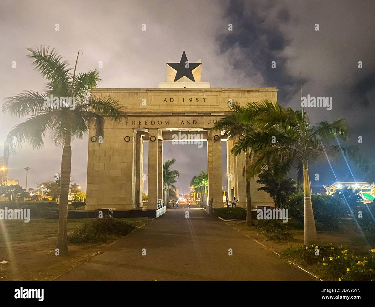 Black Star Square (Independence Square) illuminé la nuit, Accra, Ghana. Banque D'Images