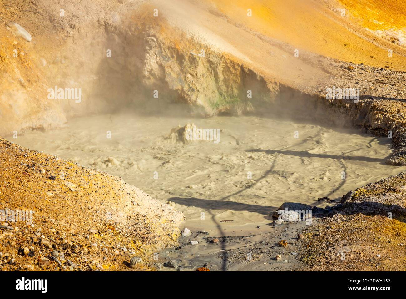 La vapeur s'élève du sol géothermique bouillant de Sulphur Works dans le parc national volcanique de Lassen en Californie Banque D'Images