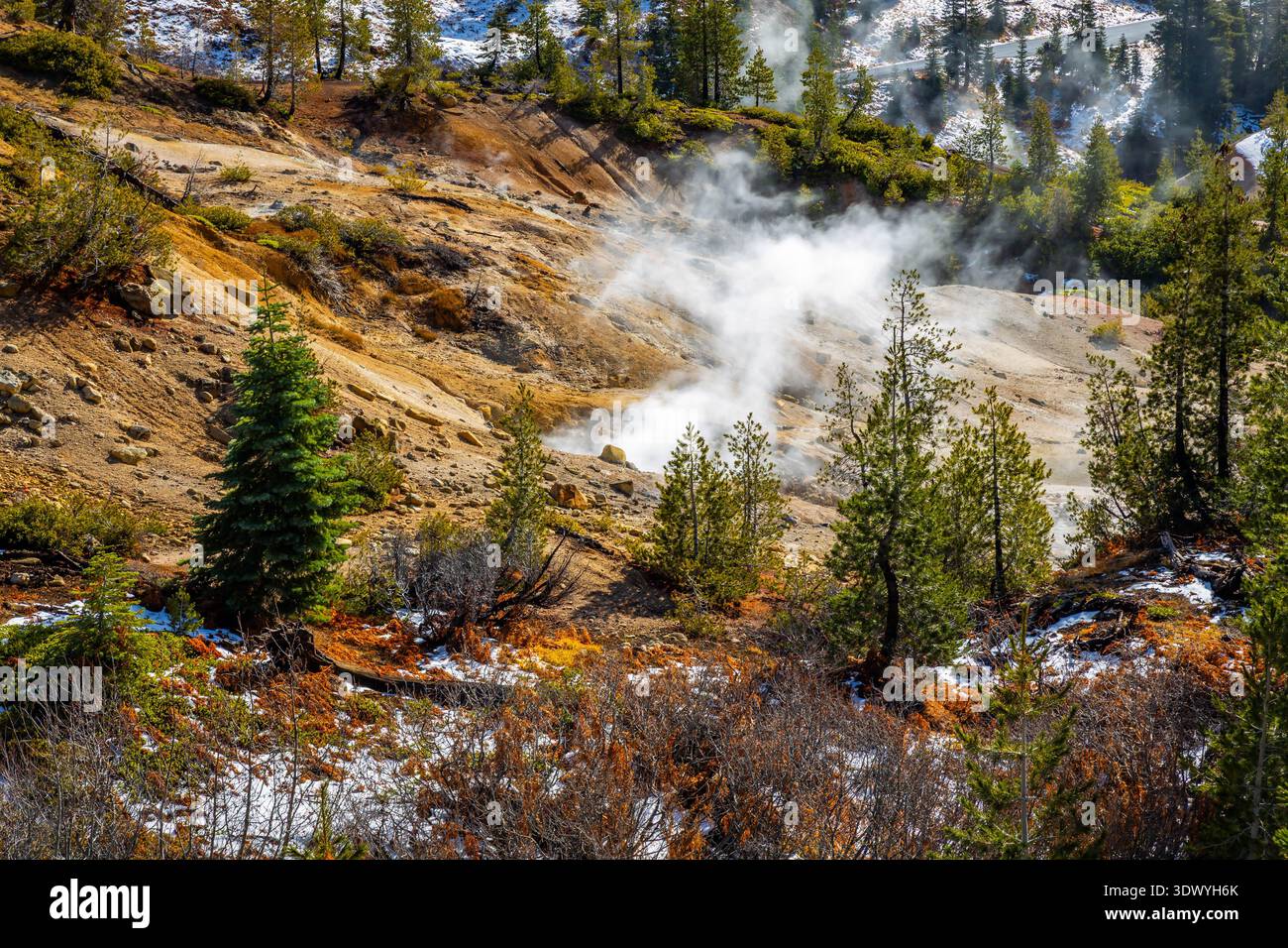 La vapeur s'élève du sol géothermique le long du sentier Sulphur Works dans le parc national volcanique de Lassen en Californie Banque D'Images