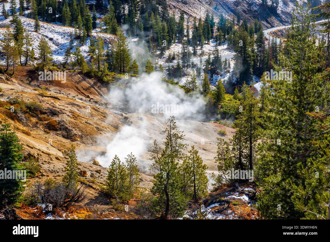 La vapeur s'élève du sol géothermique le long du sentier Sulphur Works dans le parc national volcanique de Lassen en Californie Banque D'Images