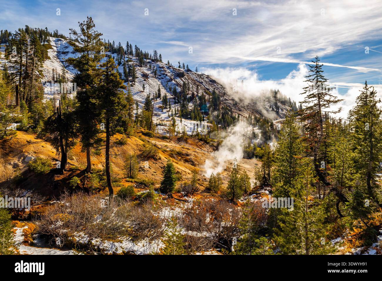 La vapeur s'élève du sol géothermique le long du sentier Sulphur Works dans le parc national volcanique de Lassen en Californie Banque D'Images