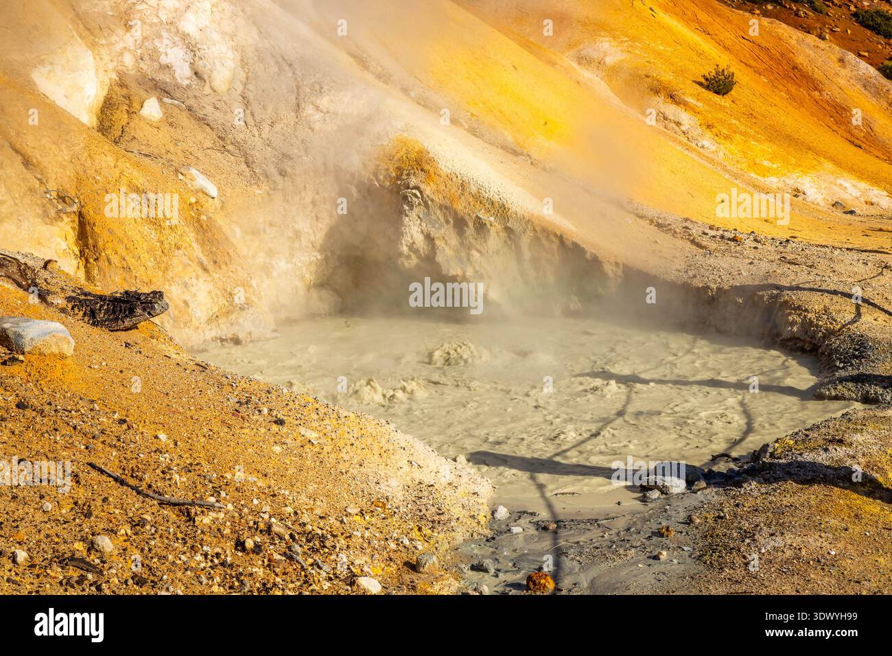 La vapeur s'élève du sol géothermique bouillant de Sulphur Works dans le parc national volcanique de Lassen en Californie Banque D'Images