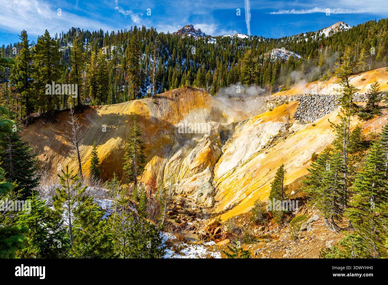 La vapeur s'élève du sol géothermique le long du sentier Sulphur Works dans le parc national volcanique de Lassen en Californie Banque D'Images