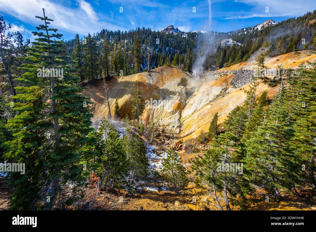 La vapeur s'élève du sol géothermique le long du sentier Sulphur Works dans le parc national volcanique de Lassen en Californie Banque D'Images