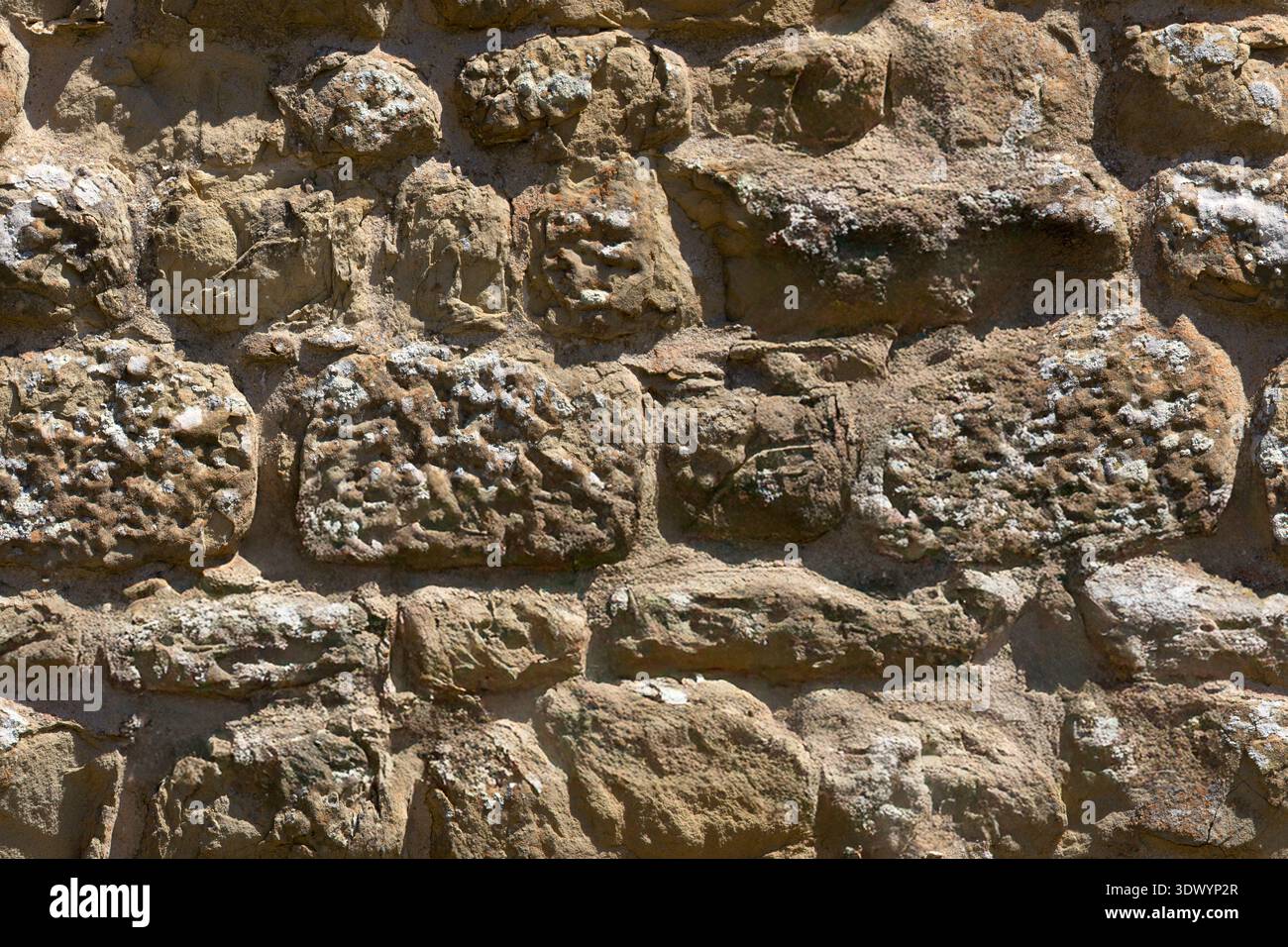 Texture sans couture de mur de pierre naturelle antique avec des roches et du mortier altérés, tileable. Banque D'Images