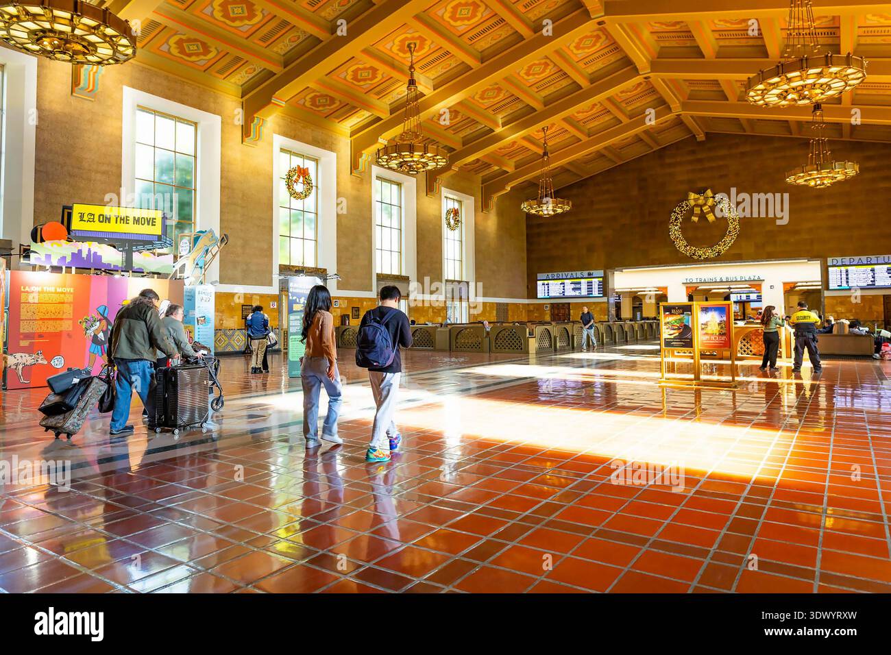 Los Angeles, CA, États-Unis - 03 décembre 2025 : Grand plafond voûté et planchers de carreaux à motifs du terminal de passagers historique de Los Angeles Union Stat Banque D'Images