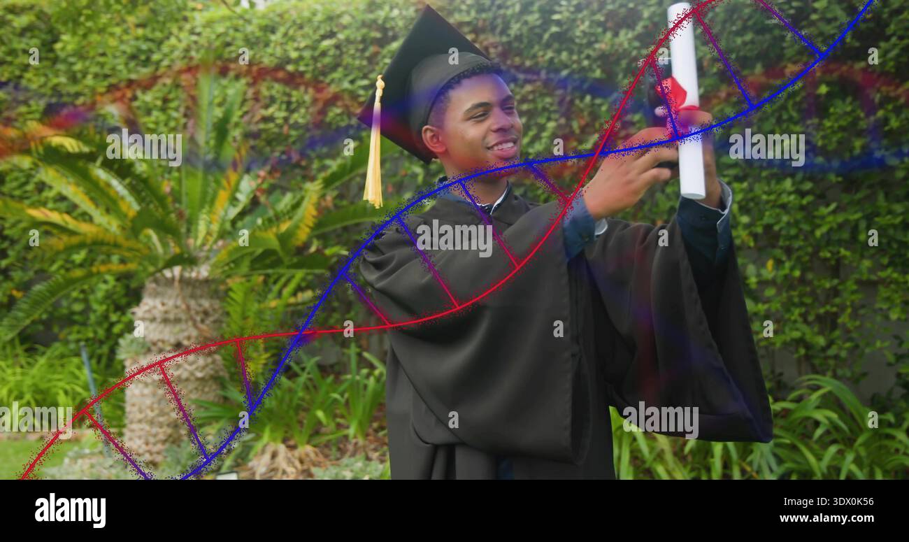 Diplômé masculin souriant en robe noire et mortarboard détenant un diplôme dans le jardin, superposition d'hélice Banque D'Images