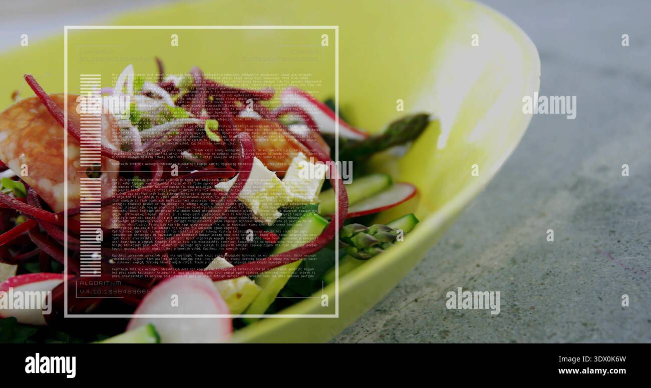 Servir bol citron vert sur le comptoir gris avec salade de betteraves, radis, feta, crevettes et superposition, copier l'espace Banque D'Images