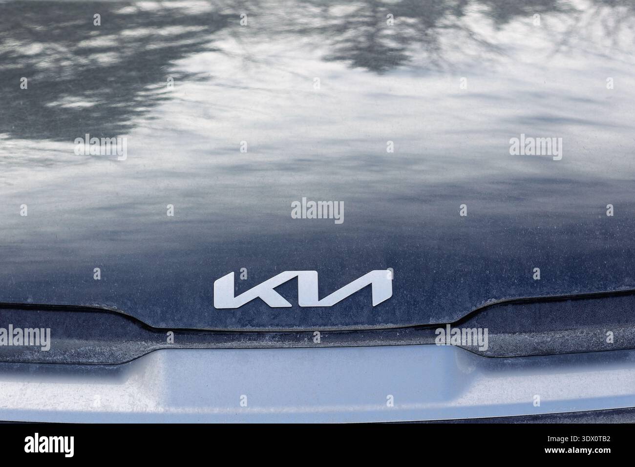 Nom de Kia sur le capot d'un Sportage. Banque D'Images