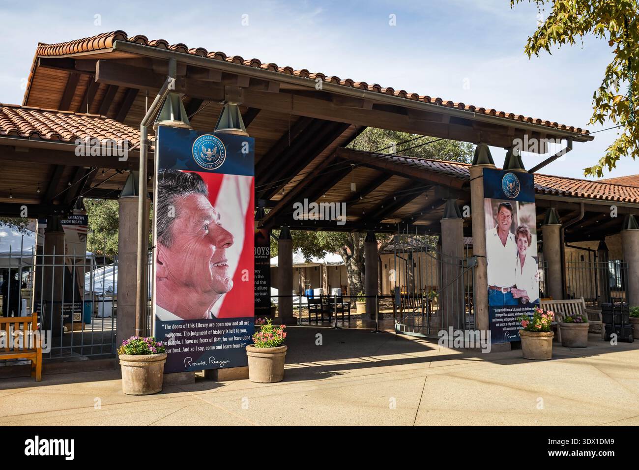 Simi Valley, CA, États-Unis - 29 novembre 2025 : portes d'entrée de la bibliothèque présidentielle Ronald Reagan et musée en Californie avec l'architecture formelle a Banque D'Images