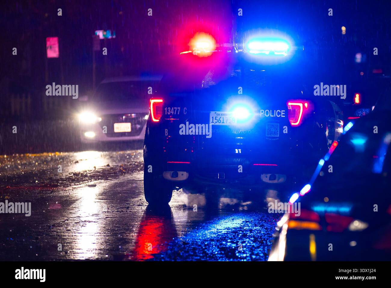 Voiture de police avec lumières d'urgence la nuit Banque D'Images