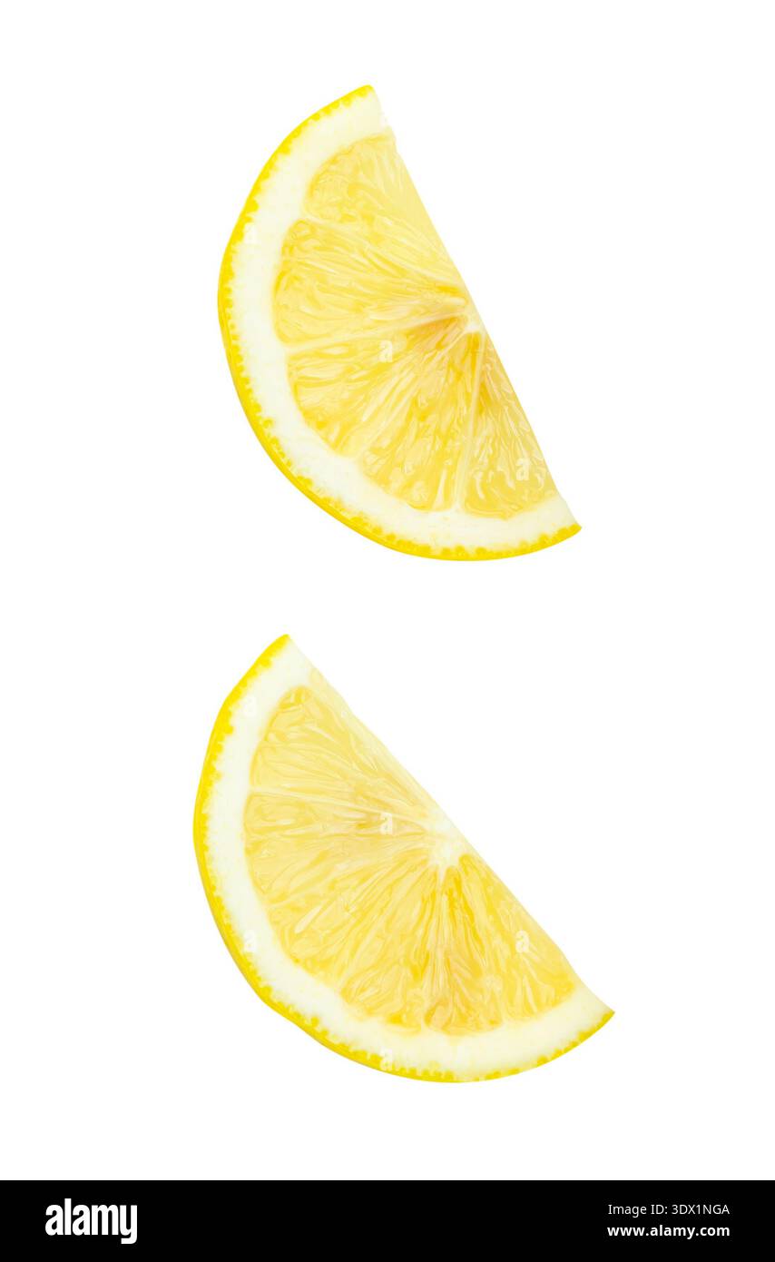 Vue de dessus ensemble de fruits de citron jaune mûr en tranches en formes de quart est isolé sur fond blanc avec chemin de découpage. Banque D'Images