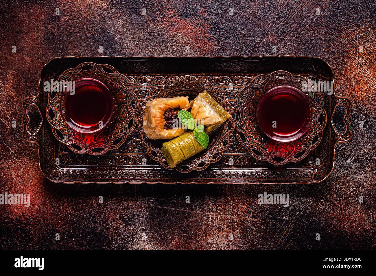 Assortiment de pâtisseries turques traditionnelles et arabes avec thé turc. Banque D'Images