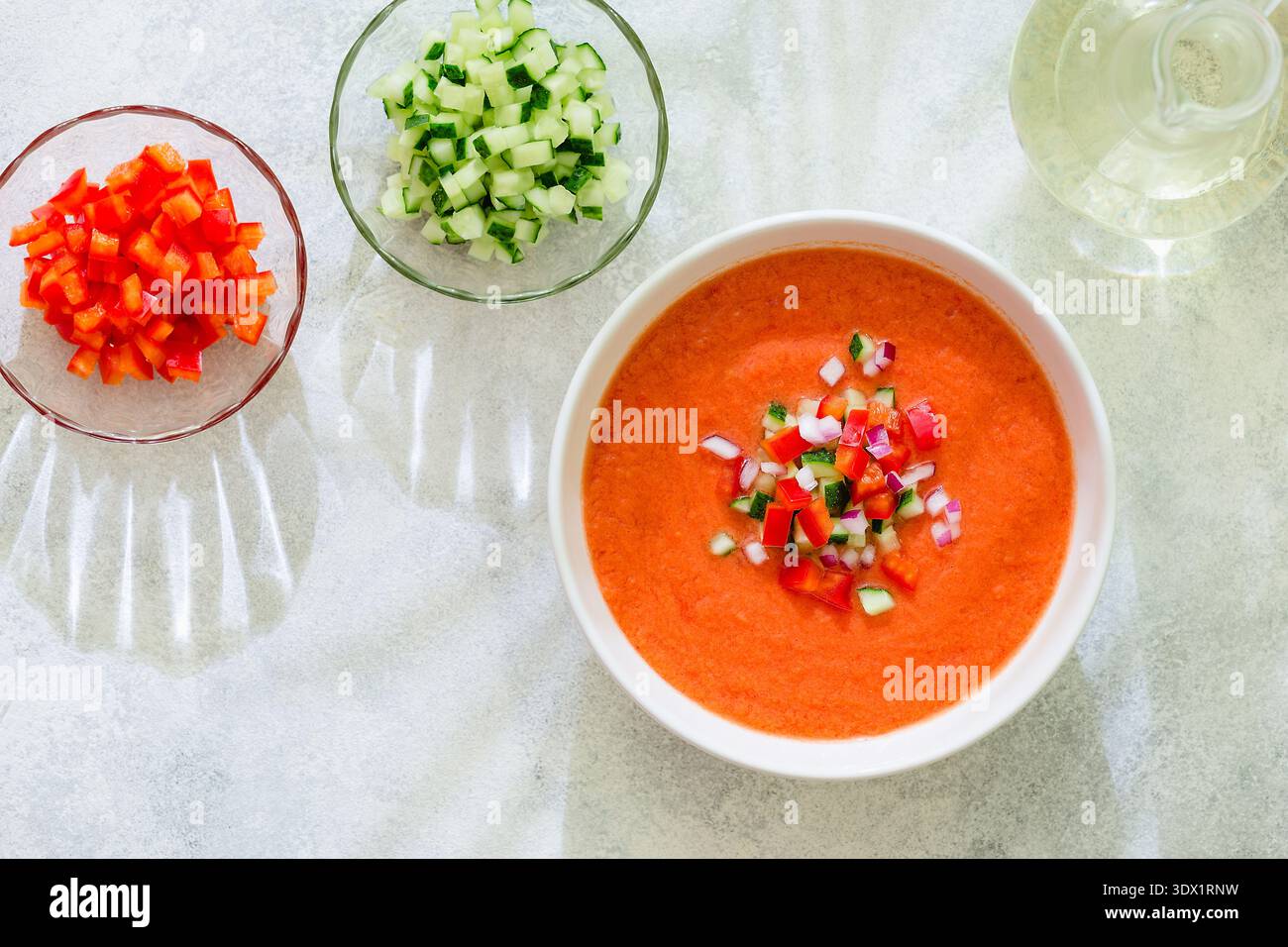 Soupe au gaspacho. Soupe espagnole traditionnelle de tomates fraîches de légumes frais crus, vue de dessus. Banque D'Images