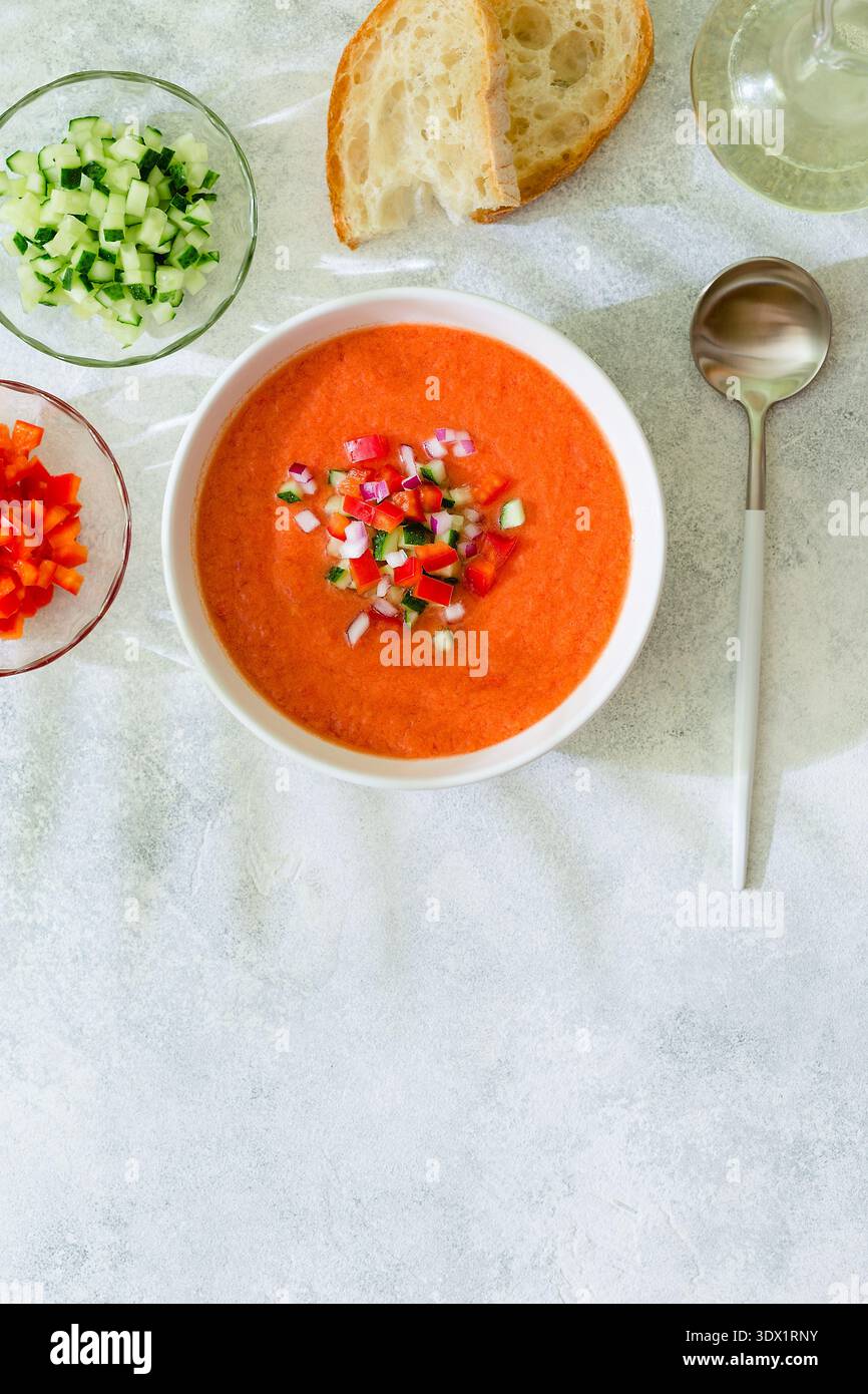 Soupe au gaspacho. Soupe espagnole traditionnelle de tomates fraîches de légumes frais crus, vue de dessus. Banque D'Images