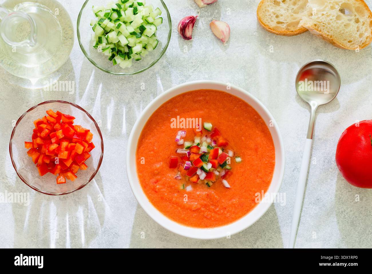 Soupe au gaspacho. Soupe espagnole traditionnelle de tomates fraîches de légumes frais crus, vue de dessus. Banque D'Images